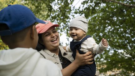En vuxen man som läser bok för ett barn