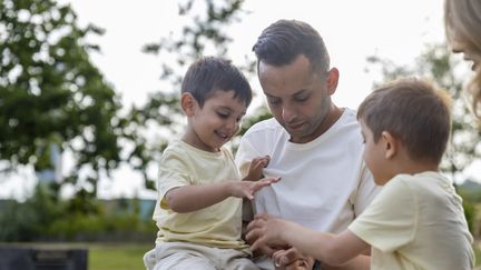 En man och två barn