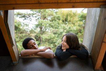 Två ungdomar som tittar på varandra.