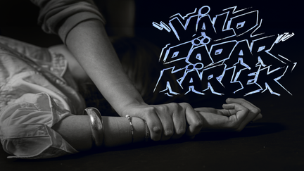 En hand som trycker ner en annan persons arm mot marken. I bilden står texten Våld dödar kärlek