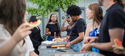 En grupp vuxna som grillar tillsammans