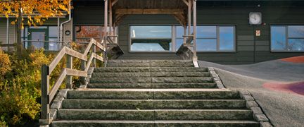 En trappa som leder upp till en skolbyggnad.