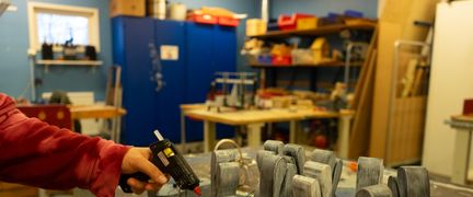 En buss och en spårvagn på väg genom staden.