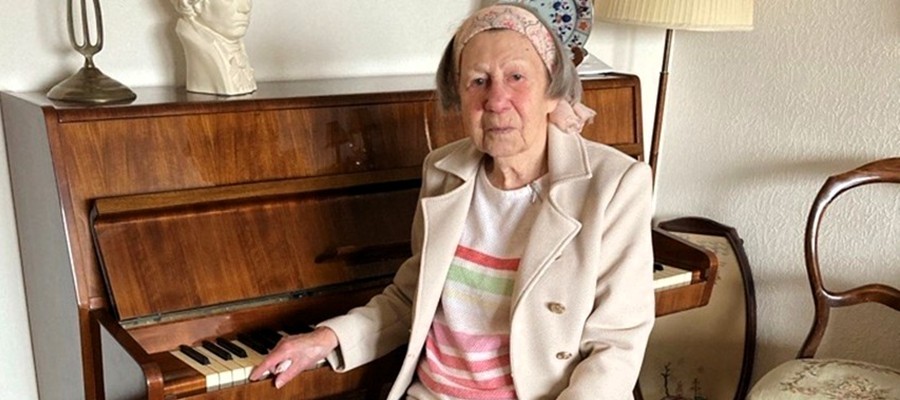 Foto på Ingrid, 100 år och storläsare av talböcker.