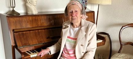 Foto på Ingrid, 100 år och storläsare av talböcker.