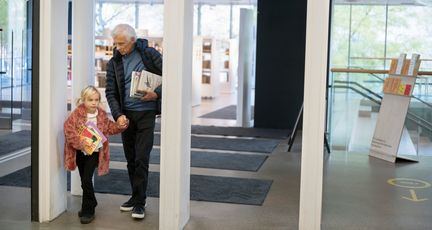 Två ungdomar läser tillsammans.