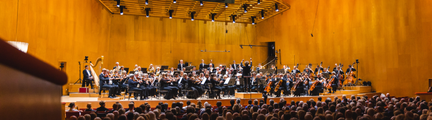 Konsert på scen med publik nedanför