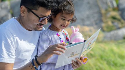 Barn och vuxen läser