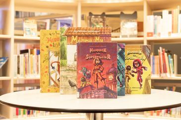 Barnböcker står på ett bord