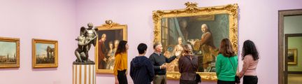 En grupp tittar på ett konstverk på Göteborgs konstmuseum. Foto: Kristin Lidell