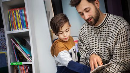 En vuxen läser med ett barn