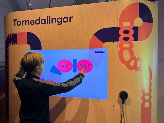 Foto på barn som tittar på utställningen Jag är jag!