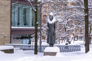 Foto på staty av Karin Boye i snö