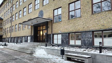 Ingång B3 ligger i mitten av byggnaden och nås via innergården. Det är en stor urtavla ovanför entrén. 