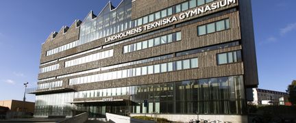 Lindholmens tekniska gymnasium finns på Utvecklingsgatan 1 i prisbelönt byggnad. 