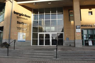 Studium Skånegatan har sin huvudingång A1 på hörnet i korsningen vid Scandinavium. Det är en glasentré som är två våningar hög. 