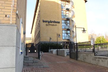 Du når ingång B3 från innergården. 