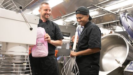 Foto på skolans kökschef och köksmästare som bakar i skolköket. Foto av Harald Boye