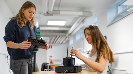 Två elever som arbetar med teknisk utrustning. Foto av Welcom