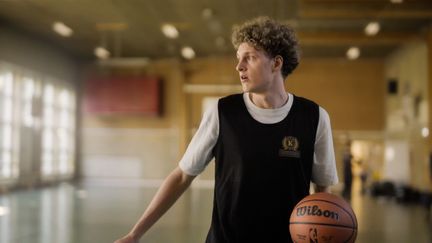 Elev med basketboll i idrottshall. Foto: Valentin Experience