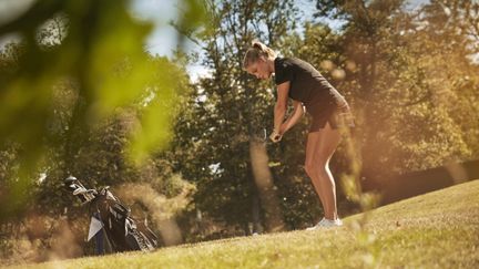 Foto på en elev som spelar golf. Foto av Frank & Earnest