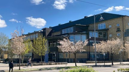 Foto på skolbyggnaden en vårdag. Foto av Egil Ahlenius