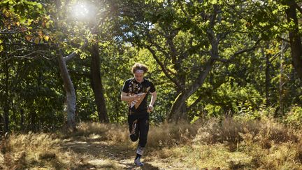 Foto på en orienterare i ett skogsparti. Foto av Frank & Earnest