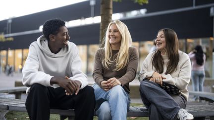 Två fäktare i full mundering med korsade värjor.