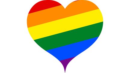 ett hjärta som har randigt i färgerna, rött, orange, gult, grönt, blått och lila