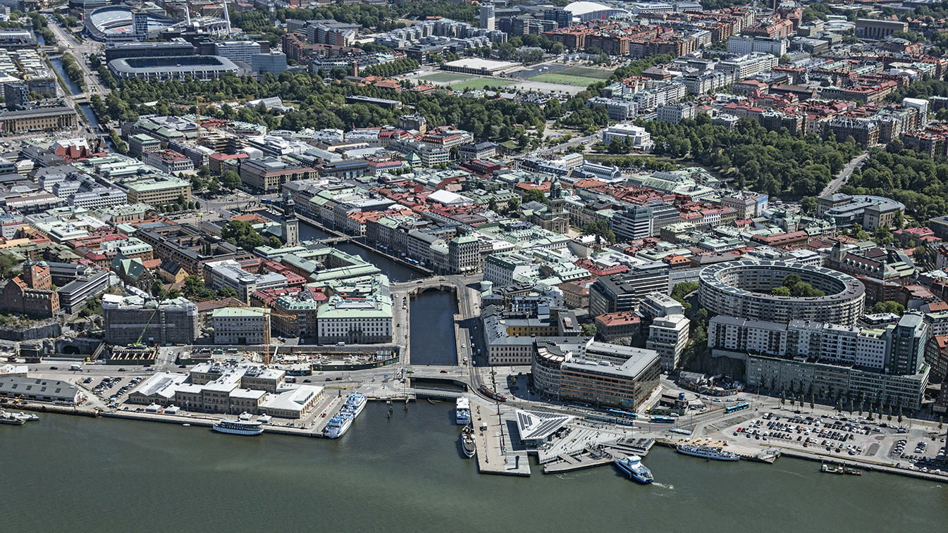 Drönarvy över Packhuskajen med älven i förgrunden