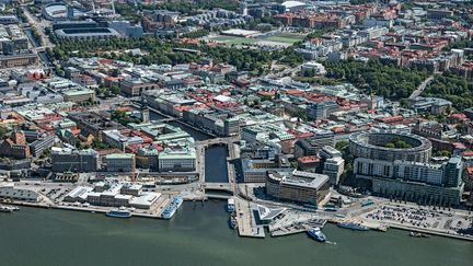 Drönarvy över Packhuskajen med älven i förgrunden