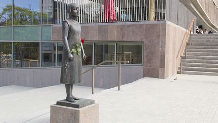 Ett konstverk som visar statyn föreställande Karin Boye utanför stadsbiblioteket i Göteborg.