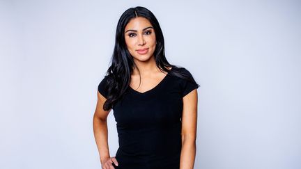Foto av Melody Farshin, en person i svart t-shirt och långt svart hår.