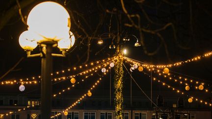 Konsert på scenvagn under Sommarunderhållningen. Grönska och vimplar.