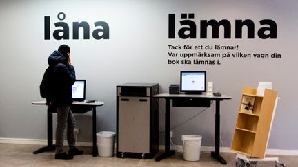 Bibliotekets självservicedisk för lån och återlämning