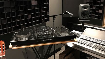 Musikstudio med utrustning för att spela in och mixa musik
