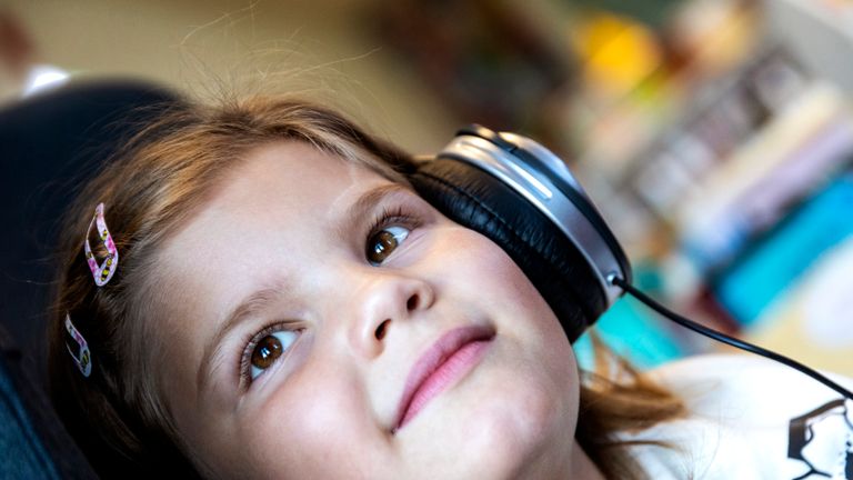 Barn som lyssnar på strömmad musik