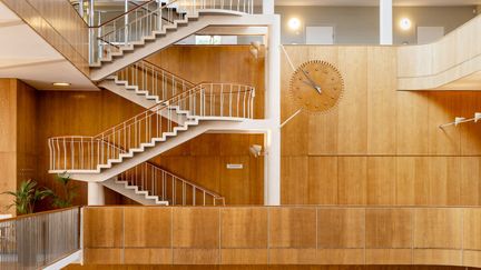 Interiör från Stadshuset med trappa i fokus.