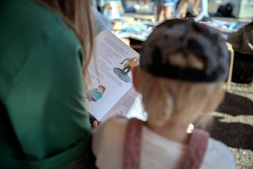 Vuxen och barn läser tillsammans