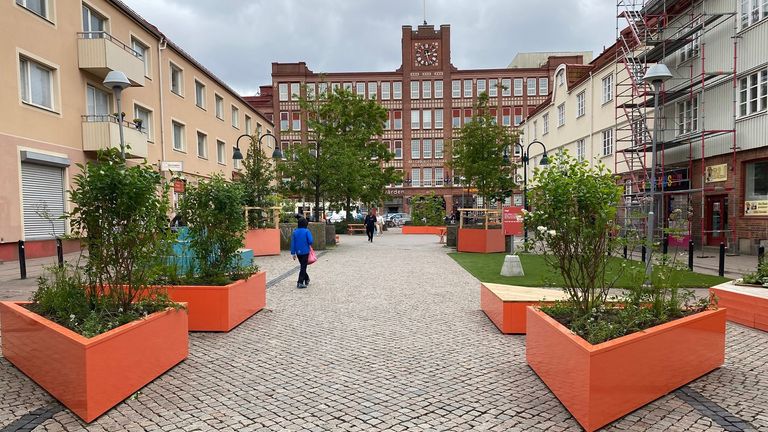 Färgglada sittmöbler och planteringskrukor på Brahegatan.