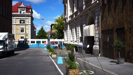 Planteringskrukor och blå klossar längs ena sidan av Teatergatan. 