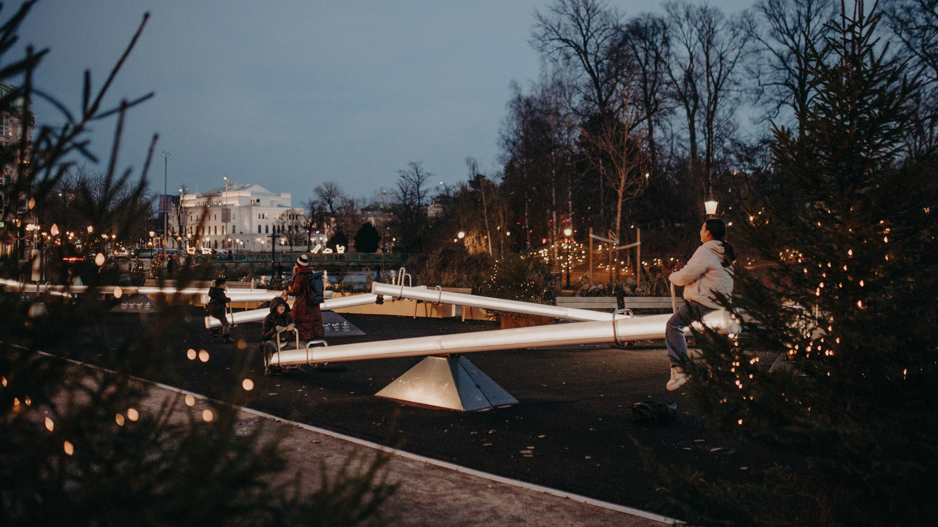 Sju längre och kortare gungbrädor som både lyser och ljuder lockar nu både barn och vuxna till Grönsakstorget