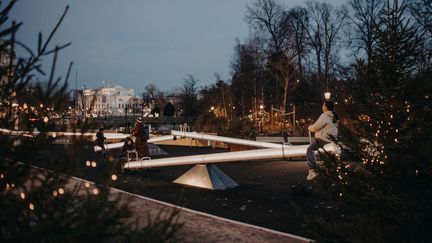 Sju längre och kortare gungbrädor som både lyser och ljuder lockar nu både barn och vuxna till Grönsakstorget