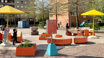 Bild från Hjällbo torg där det placerats ut sommarmöbler