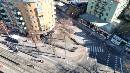 Byggplats med höghus runt