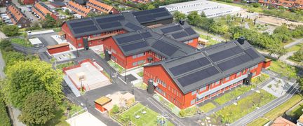 Ett flygfoto av Åkeredsskolan med en överblick av skolbyggnaderna och omgivningen.