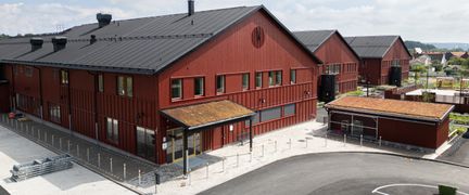 En överblick av Åkeredsskolan med en av skolbyggnaderna i fokus.