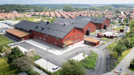 En överblick av Åkeredsskolan med skolbyggnaderna i fokus.