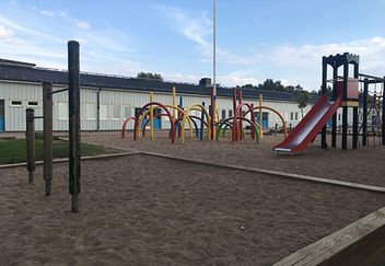 En lekplats framför Gunnestorpskolan.