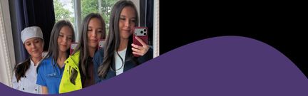 Illustration på en människa som tar selfies iklädd olika yrkeskläder